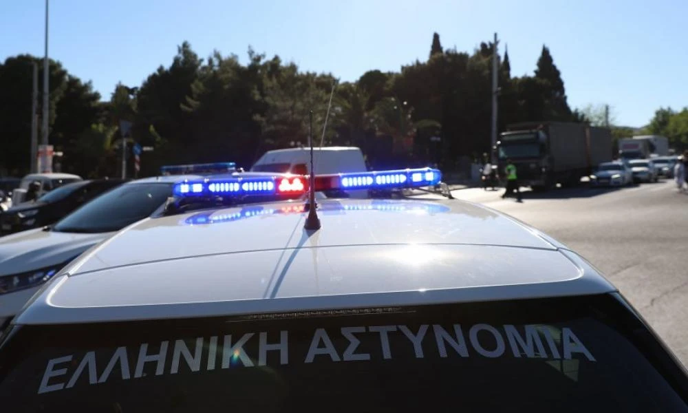 Συλλήψεις για παράνομη κατοχή όπλων, λαθραία προϊόντα και ληστείες στην Αθήνα